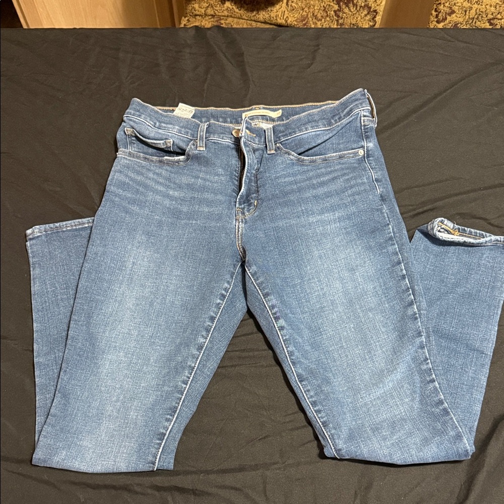 #51–Levi's Classic Blue Skinny Jeans